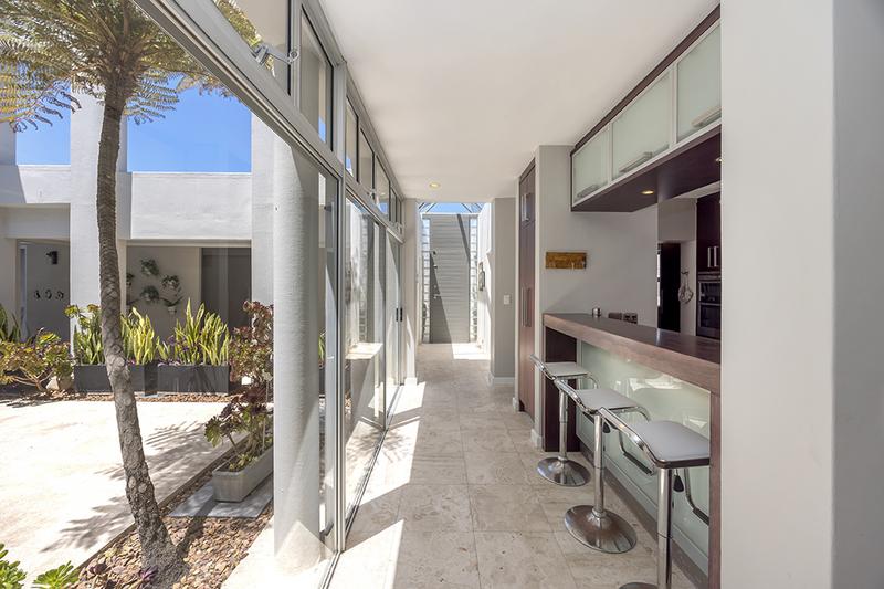 To Let 4 Bedroom Property for Rent in Bloubergstrand Western Cape